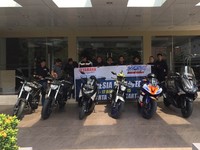 Para Bikers juga berfoto bersama. Di Yogya tim YRCI bergabung dengan komunitas lainnya di Candi Borobudur dalam acara penyambutan dan melakukan Flag Parade. (Istimewa/Yamaha Indonesia).     