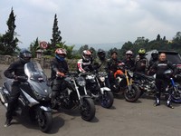 Komunitas Yamaha Revs CBU Indonesia (YRCI) Menikmati Alam indah Indonesia menemani perjalanan mereka yang start dari ibukota Jakarta menuju Puncak Bogor lalu ke Padalarang – Bandung – Nagrek – Tasik – Banjar – Purwokerto. (Istimewa/ Yamaha Indonesia).