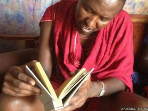 Aneh! Buku Ini Bisa Menjernihkan Air