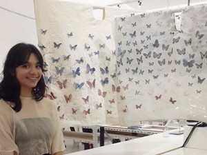 Seniman Intan Prisanti Bikin Instalasi Kupu-kupu dari Kulit Kayu