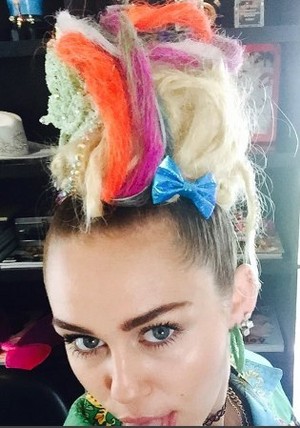 Miley Cyrus Pamer Gaya Rambut Baru, Sanggul Warna-warni ala Mohawk