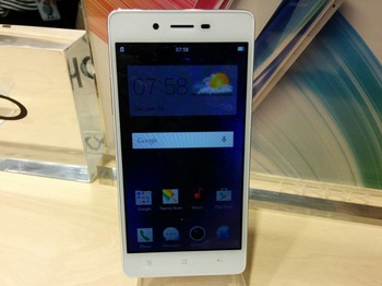 Layar bentang Mirror 5 berukuran 5 inch ini hanya dilengkapi dengan resolusi 540x960 pixel. Tak hanya itu, dimensi bodi yang diusung oleh Mirror 5 ini cukup tebal, yakni 143,4x71,2x7,7 mm, sehingga terlihat agak chubby.