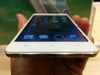 Meski sama-sama dipersenjatai dengan prosesor octa core Snapdragon 615, tapi besaran RAM dan memori internal yang dibekali lebih kecil dibanding R7, yakni hanya punya RAM 2 GB dan 16 GB (slot microSD up to 128 GB).