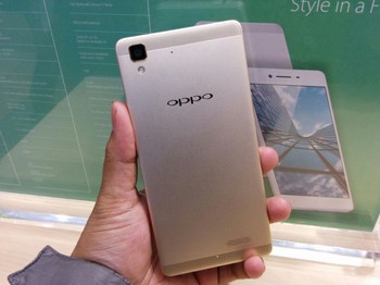 Oppo R7 Lite dilengkapi dengan kamera utama 13 MP dan kamera depan 8 MP