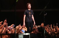 Tak menunggu lama, Luke langsung naik ke panggung sekaligus menyapa para penggemarnya. Christopher Polk/Getty Images/detikFoto.     