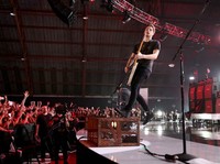 Lagu 'End Up Here' dan 'Voodoo Doll', sukses membuka penampilan 5 Seconds of Summer. Christopher Polk/Getty Images/detikFoto.