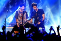 Memasuki encore, 5 Seconds of Summer sukses membuat para penggemarnya histeris lewat lagu 'Good Girls' dan 'What I Like About You' milik The Romantics. Christopher Polk/Getty Images/detikFoto.