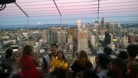 Dari semua bagian di deck Space Needle, sebagian besar turis memfavoritkan tempat yang mengarah ke pemandangan Gunung Rainier. Makanya, lebih banyak orang berfoto di sisi ini (Nisa/detikTravel)
