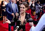 Kristen Stewart Seksi Berbusana dengan Belahan Dada Rendah