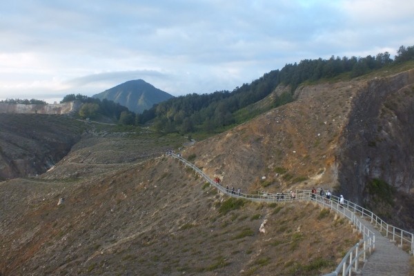 Panjangnya anak tangga yang dilalui sepadan dengan pemandangan yang akan dilihat (Wahyu/detikTravel) Panjangnya anak tangga yang dilalui sepadan dengan pemandangan yang akan dilihat (Wahyu/detikTravel)
