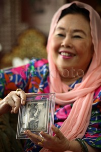Sinta menunjukkan foto saat keluarga Gus Dur melamar dirinya.
