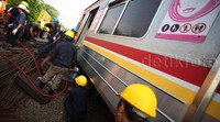 Petugas berusaha mengevakuasi gerbong yang anjlok keluar jalur di dekat peron jalur 3 Stasiun Manggarai, Jakarta, Rabu (19/8/2015).