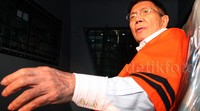 Hengky Wijaya langsung menaiki mobil tahanan KPK. Lamhot Aritonang/detikFoto.