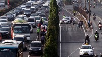 Para penumpang bus turun di tol dalam kota depan Polda Metro Jaya.
