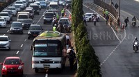 Mereka diturunkan karena pintu keluar Tol Semanggi dilakukan buka tutup untuk mengurangi kemacetan setiap jam kerja.