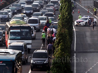 Pintu Tol Tutup, Penumpang Turun di Tol