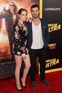 Kristen Stewart mendapat kejutan dengan hadirnya sang sahabat, Taylor Lautner. Jason Merritt/Getty Images/detikFoto.