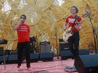 Band Arkarna turut memeriahkan HUT RI ke-70 dengan merilis lagu 'Kebyar Kebyar' karya Gombloh yang telah diaransemen ulang. Pool/Gus Mun/detikFoto.