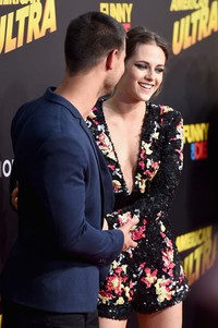 Disapa sang sahabat, Stewart terlihat malu-malu. Jason Merritt/Getty Images/detikFoto.