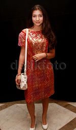 Cassandra Lee dalam Balutan Dress Merah