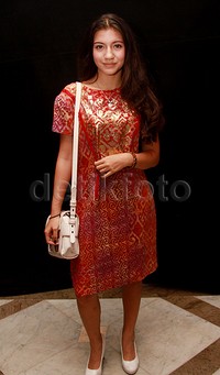 Artis yang akrab disapa Cassie itu cantik dan dewasa dibalut dress tenun bernuansa merah dan emas yang dipadu tas dan heels putih. Pool/Gus Mun/detikFoto.