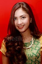 Jessica Mila Cantik Berbaju Tenun