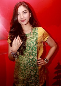 Aksesori anting, kalung emas, gelang, dan jam tangan melengkapi gayanya. Pool/Gus Mun/detikFoto.