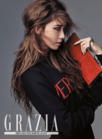 Dalam majalah tersebut, Yoona juga menceritakan tentang gaya fashion-nya hingga keseruan saat memperomosikan album baru SNSD. (GRAZIA Korea)