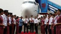 Direktur Umum Lion Air Edward Sirait dan Direktur Utama Angkasa Pura 2 Budi Karya menyambut kedatangan pesawat tersebut.