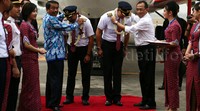 Direktur Umum Lion Air Edward Sirait dan Direktur Utama Angkasa Pura 2 Budi Karya mengalungi pilot pesawat dengan rangkaian bunga.