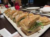 Crab salad Sandwich ini merupakan sandwich dengan isian potongan buah alpukat, rocket, mentimun, onion dan orange.