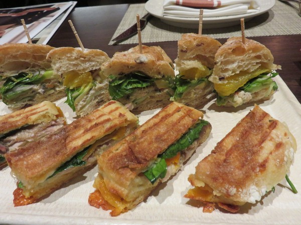 Enaknya Mencicip Sandwich Confit Chicken dan Crab Salad di Sapori Deli