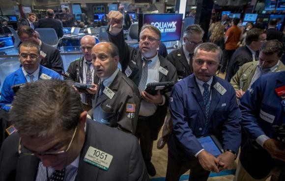 Bursa China Terjun Bebas, Wall Street Ikut Anjlok
