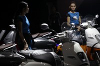 Harga skuter Peugeot Django dibanderol mulai Rp 34,9 juta off the road. Skuter dengan tampilan retro itu hadir dengan beragam fitur canggih dan modern. Mesinnya yang berkapasitas 150 cc 4-stroke dengan teknologi injeksi menghasilkan tenaga 8,3 kW.