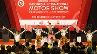 Sejumlah tarian memeriahkan pembukaan Indonesia International Motor Show (IIMS) 2015.