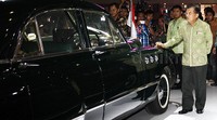 JK meninjau mobil yang dipamerkan.