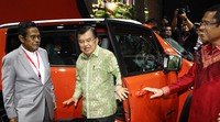 JK juga sempat meninjau interior salah satu mobil yang dipamerkan.