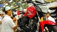 Mekanik sedang merakit Honda Verza 150. Ist/Honda.