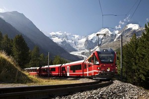 Turis Inggris di Swiss Tampar Kondektur Kereta Pakai Skateboard