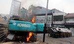 Warga Kampung Pulo Bakar Alat Berat