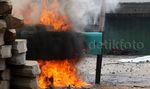 Warga Kampung Pulo Bakar Alat Berat