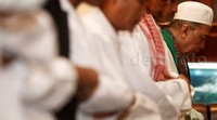 Hamzah salat berjamaah di rumahnya.