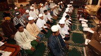 Salat berjamaah di kediaman Hamzah diikuti puluhan orang.