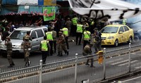 Ruas jalan itu memang ditutup, selain ada alat berat, di jalan itu ada ratusan warga dan ribuan Satpol PP.