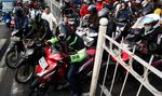 Jalan Jatinegara Barat Ditutup, Pengendara Terpaksa Putar Arah