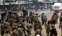 Perang batu berlangsung di Jl Jatinegara Barat, Jakarta Timur. Pool/Rengga Sancaya/detikFoto.     