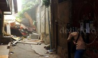 Di lokasi, Kamis (20/8/2015), alat berat terus bergerak menghancurkan bangunan milik warga. Bangunan ini sudah puluhan tahun berdiri di atas tanah negara. Pool/Rengga Sancaya/detikFoto.