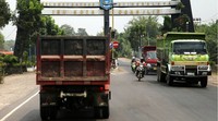 Sejumlah truk melintas di jalan trans sumatera lintas tengah Indralaya.