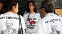 Tulisan lengkap pada kaus yang dikenakan yakni 'We Will Always Love You Through Good Times and Bad times untuk bagian depan dan tulisan 'God is Always With You' #SaveOCK. Pool/Lamhot Aritonang/detikFoto.