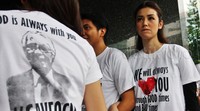 Velove Vexia dan keluarga kompak memakai kaus #SaveOCK. Pool/Lamhot Aritonang/detikFoto.